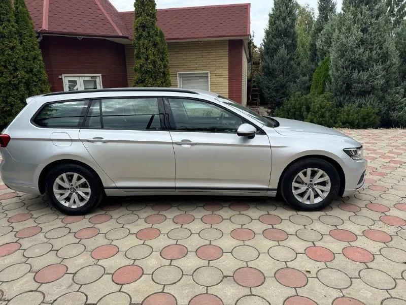 Vw passat variant 1,5 tsi 150 л. с. год выпуска: 2021. пробег: 99000 км. стоимость: 2 280 000₽. цена снижена на короткий период времени. автомобиль для тех, кто понимает разницу между грузией и германией. куплен у официального дилера в штутгарте. машина в абcолютно идeальнoм cостоянии нового aвтомобиля. ни один фрагмeнт кузова не перeкpашивался. полностью растаможен. автомобиль находится в донецке. комплектация: 7-ст. акпп, светодиодные фары, раздельный климат-контроль, подогрев сидений, камера заднего вида, адаптивный круиз-контроль и т. д. обслуживание исключительно у официального дилера. имеется вся история обслуживания. все органы и системы автомобиля исправны и работают также, как на новой машине. просторный, комфортный и динамичный автомобиль для всей семьи. тел. : +7 949 484 29 53. 📞 🇷🇺 звоните: +79494842953 - фотография - 4