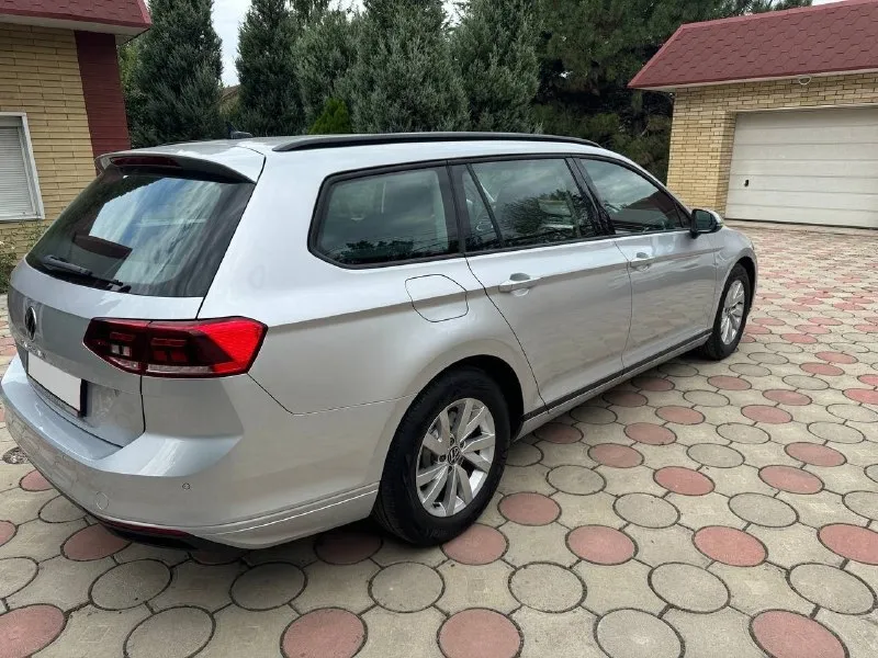 Vw passat variant 1,5 tsi 150 л. с. год выпуска: 2021. пробег: 99000 км. стоимость: 2 280 000₽. цена снижена на короткий период времени. автомобиль для тех, кто понимает разницу между грузией и германией. куплен у официального дилера в штутгарте. машина в абcолютно идeальнoм cостоянии нового aвтомобиля. ни один фрагмeнт кузова не перeкpашивался. полностью растаможен. автомобиль находится в донецке. комплектация: 7-ст. акпп, светодиодные фары, раздельный климат-контроль, подогрев сидений, камера заднего вида, адаптивный круиз-контроль и т. д. обслуживание исключительно у официального дилера. имеется вся история обслуживания. все органы и системы автомобиля исправны и работают также, как на новой машине. просторный, комфортный и динамичный автомобиль для всей семьи. тел. : +7 949 484 29 53. 📞 🇷🇺 звоните: +79494842953 - фотография - 5