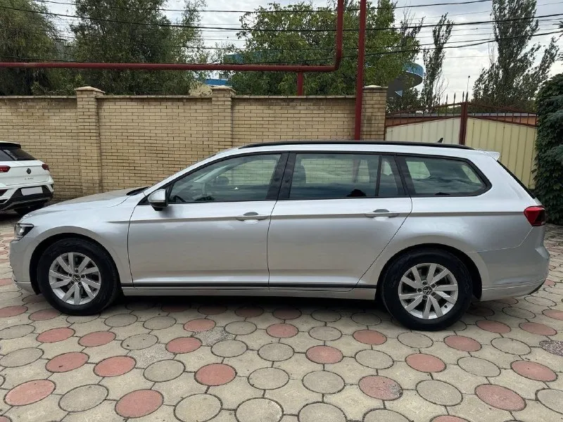 Vw passat variant 1,5 tsi 150 л. с. год выпуска: 2021. пробег: 99000 км. стоимость: 2 280 000₽. цена снижена на короткий период времени. автомобиль для тех, кто понимает разницу между грузией и германией. куплен у официального дилера в штутгарте. машина в абcолютно идeальнoм cостоянии нового aвтомобиля. ни один фрагмeнт кузова не перeкpашивался. полностью растаможен. автомобиль находится в донецке. комплектация: 7-ст. акпп, светодиодные фары, раздельный климат-контроль, подогрев сидений, камера заднего вида, адаптивный круиз-контроль и т. д. обслуживание исключительно у официального дилера. имеется вся история обслуживания. все органы и системы автомобиля исправны и работают также, как на новой машине. просторный, комфортный и динамичный автомобиль для всей семьи. тел. : +7 949 484 29 53. 📞 🇷🇺 звоните: +79494842953 - фотография - 7