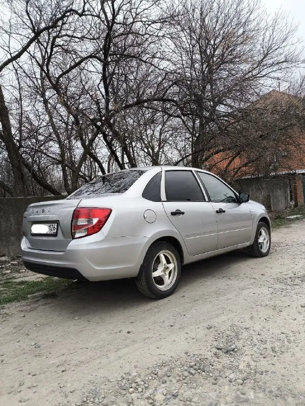 ⚡️ автомобиль ваз гранта fl, 8 клапанный мотор. автомобиль 2019 года выпуска, в эксплуатации с февраля 2020 года. я один владелец, покупал в автосалоне. родной пробег 155 000 км. машина на литых 15 дисках на летней резине, езжу на ней 2й сезон, резина прошла 15 000 км, в комплекте отдам зимние шины на штампованных 14 дисках в эксплуатации 2 сезона. по кузову есть небольшие сколы, на заднем бампере есть притертости. был примят правый порог, восстановлен но не окрашен. в конце февраля обслужил ходовую, много чего поменял, 500 км назад поменял масло в двигателе. грм менял на 95000 км. технически машина исправлена полностью, все что должно работать, работает, печка греет, кондиционер охлаждает. цена 620 000 рублей. ☎️ +7 918 753-31-15 +7 949 610-73-28 📞 звоните: +7(949)6107328 - фотография - 1