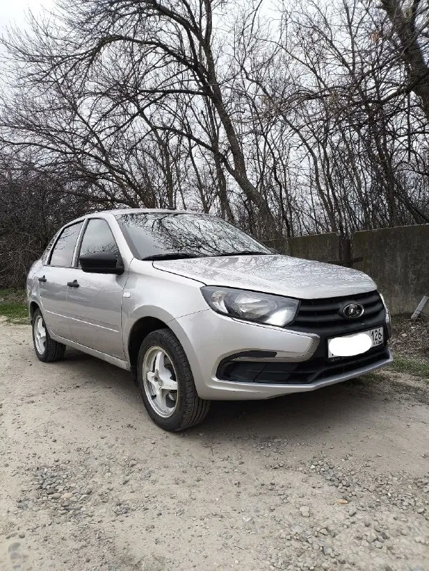⚡️ автомобиль ваз гранта fl, 8 клапанный мотор. автомобиль 2019 года выпуска, в эксплуатации с февраля 2020 года. я один владелец, покупал в автосалоне. родной пробег 155 000 км. машина на литых 15 дисках на летней резине, езжу на ней 2й сезон, резина прошла 15 000 км, в комплекте отдам зимние шины на штампованных 14 дисках в эксплуатации 2 сезона. по кузову есть небольшие сколы, на заднем бампере есть притертости. был примят правый порог, восстановлен но не окрашен. в конце февраля обслужил ходовую, много чего поменял, 500 км назад поменял масло в двигателе. грм менял на 95000 км. технически машина исправлена полностью, все что должно работать, работает, печка греет, кондиционер охлаждает. цена 620 000 рублей. ☎️ +7 918 753-31-15 +7 949 610-73-28 📞 звоните: +7(949)6107328 - фотография - 2