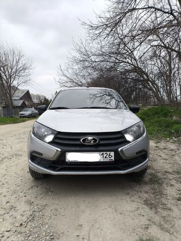 ⚡️ автомобиль ваз гранта fl, 8 клапанный мотор. автомобиль 2019 года выпуска, в эксплуатации с февраля 2020 года. я один владелец, покупал в автосалоне. родной пробег 155 000 км. машина на литых 15 дисках на летней резине, езжу на ней 2й сезон, резина прошла 15 000 км, в комплекте отдам зимние шины на штампованных 14 дисках в эксплуатации 2 сезона. по кузову есть небольшие сколы, на заднем бампере есть притертости. был примят правый порог, восстановлен но не окрашен. в конце февраля обслужил ходовую, много чего поменял, 500 км назад поменял масло в двигателе. грм менял на 95000 км. технически машина исправлена полностью, все что должно работать, работает, печка греет, кондиционер охлаждает. цена 620 000 рублей. ☎️ +7 918 753-31-15 +7 949 610-73-28 📞 звоните: +7(949)6107328 - фотография - 3