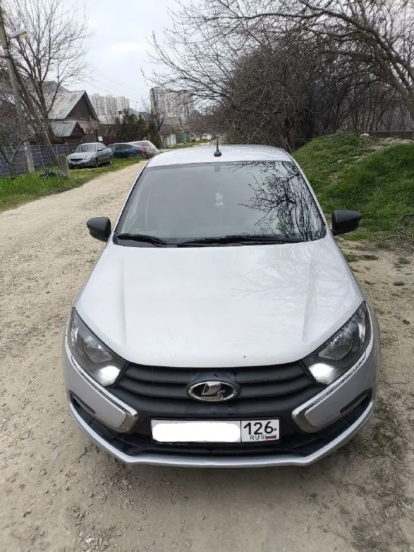 ⚡️ автомобиль ваз гранта fl, 8 клапанный мотор. автомобиль 2019 года выпуска, в эксплуатации с февраля 2020 года. я один владелец, покупал в автосалоне. родной пробег 155 000 км. машина на литых 15 дисках на летней резине, езжу на ней 2й сезон, резина прошла 15 000 км, в комплекте отдам зимние шины на штампованных 14 дисках в эксплуатации 2 сезона. по кузову есть небольшие сколы, на заднем бампере есть притертости. был примят правый порог, восстановлен но не окрашен. в конце февраля обслужил ходовую, много чего поменял, 500 км назад поменял масло в двигателе. грм менял на 95000 км. технически машина исправлена полностью, все что должно работать, работает, печка греет, кондиционер охлаждает. цена 620 000 рублей. ☎️ +7 918 753-31-15 +7 949 610-73-28 📞 звоните: +7(949)6107328 - фотография - 4