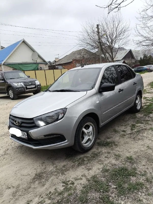 ⚡️ автомобиль ваз гранта fl, 8 клапанный мотор. автомобиль 2019 года выпуска, в эксплуатации с февраля 2020 года. я один владелец, покупал в автосалоне. родной пробег 155 000 км. машина на литых 15 дисках на летней резине, езжу на ней 2й сезон, резина прошла 15 000 км, в комплекте отдам зимние шины на штампованных 14 дисках в эксплуатации 2 сезона. по кузову есть небольшие сколы, на заднем бампере есть притертости. был примят правый порог, восстановлен но не окрашен. в конце февраля обслужил ходовую, много чего поменял, 500 км назад поменял масло в двигателе. грм менял на 95000 км. технически машина исправлена полностью, все что должно работать, работает, печка греет, кондиционер охлаждает. цена 620 000 рублей. ☎️ +7 918 753-31-15 +7 949 610-73-28 📞 звоните: +7(949)6107328 - фотография - 5