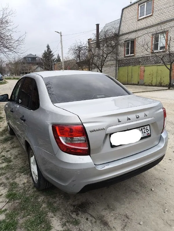 ⚡️ автомобиль ваз гранта fl, 8 клапанный мотор. автомобиль 2019 года выпуска, в эксплуатации с февраля 2020 года. я один владелец, покупал в автосалоне. родной пробег 155 000 км. машина на литых 15 дисках на летней резине, езжу на ней 2й сезон, резина прошла 15 000 км, в комплекте отдам зимние шины на штампованных 14 дисках в эксплуатации 2 сезона. по кузову есть небольшие сколы, на заднем бампере есть притертости. был примят правый порог, восстановлен но не окрашен. в конце февраля обслужил ходовую, много чего поменял, 500 км назад поменял масло в двигателе. грм менял на 95000 км. технически машина исправлена полностью, все что должно работать, работает, печка греет, кондиционер охлаждает. цена 620 000 рублей. ☎️ +7 918 753-31-15 +7 949 610-73-28 📞 звоните: +7(949)6107328 - фотография - 6