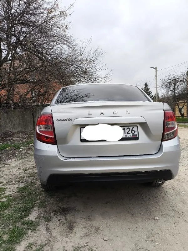 ⚡️ автомобиль ваз гранта fl, 8 клапанный мотор. автомобиль 2019 года выпуска, в эксплуатации с февраля 2020 года. я один владелец, покупал в автосалоне. родной пробег 155 000 км. машина на литых 15 дисках на летней резине, езжу на ней 2й сезон, резина прошла 15 000 км, в комплекте отдам зимние шины на штампованных 14 дисках в эксплуатации 2 сезона. по кузову есть небольшие сколы, на заднем бампере есть притертости. был примят правый порог, восстановлен но не окрашен. в конце февраля обслужил ходовую, много чего поменял, 500 км назад поменял масло в двигателе. грм менял на 95000 км. технически машина исправлена полностью, все что должно работать, работает, печка греет, кондиционер охлаждает. цена 620 000 рублей. ☎️ +7 918 753-31-15 +7 949 610-73-28 📞 звоните: +7(949)6107328 - фотография - 7