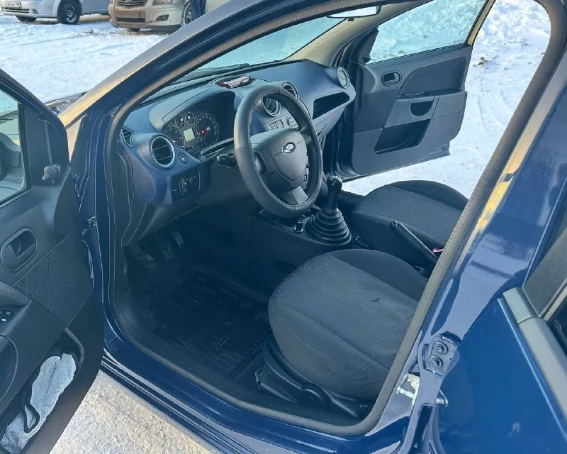 Ford fiesta 1.4 m/t 2008 автомобиль в прекрасном состоянии. с южных регионов. оригинальный подтвержденный пробег,3 хозяина. технически идеален, по кузову пару окрасов. динамичный и экономичный мотор. прост в обслуги, приятный а езде. хорошая резина. 2 ключа. тех осмотр в подарок 🎁 подробности по тел. 🚙 130 000 км 💵 390 000 ₽ ☎️ +7 (949) 573-62-32 сергей возможен кредит, обмен - фотография - 5