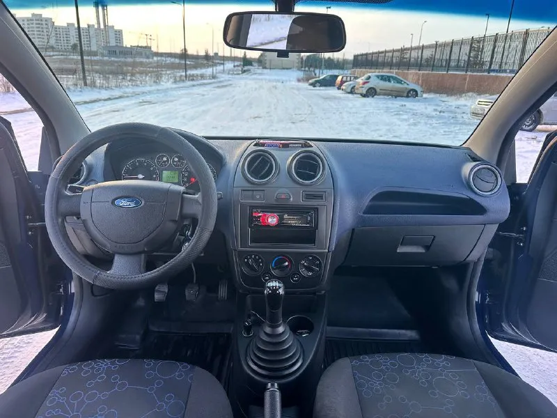 Ford fiesta 1.4 m/t 2008 автомобиль в прекрасном состоянии. с южных регионов. оригинальный подтвержденный пробег,3 хозяина. технически идеален, по кузову пару окрасов. динамичный и экономичный мотор. прост в обслуги, приятный а езде. хорошая резина. 2 ключа. тех осмотр в подарок 🎁 подробности по тел. 🚙 130 000 км 💵 390 000 ₽ ☎️ +7 (949) 573-62-32 сергей возможен кредит, обмен - фотография - 7