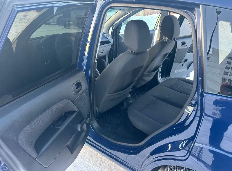 Ford fiesta 1.4 m/t 2008 автомобиль в прекрасном состоянии. с южных регионов. оригинальный подтвержденный пробег,3 хозяина. технически идеален, по кузову пару окрасов. динамичный и экономичный мотор. прост в обслуги, приятный а езде. хорошая резина. 2 ключа. тех осмотр в подарок 🎁 подробности по тел. 🚙 130 000 км 💵 390 000 ₽ ☎️ +7 (949) 573-62-32 сергей возможен кредит, обмен - фотография - 8