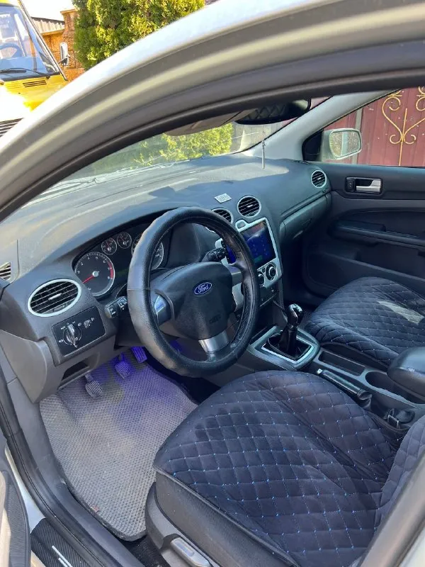 Продам ford focus 2 год: 2006 двигатель 1.8 125лс газ/бензин работает отлично, газ недавно обслужен, очень экономная езда! по ходовой недавно обслужена делать ничего не нужно, кузов в достойном состоянии не гнилой, пороги, днище целое делать ничего не нужно, в серьезных дтп не был! на автомобиле установлена линзовая оптика светит шикарно, фары затянуты в бронепленку! комплектация комфортная с подогревами сидений, лобового, зеркал, эл. фары, эл. зеркала, дисковые тормоза в круг, центральный замок, андроид дисплей 4/64, к нему подключен усилитель на все динамики. документы чистые, тех осмотр есть! торг есть цена: 535000 мариуполь звоните: +79496463727 - фотография - 6