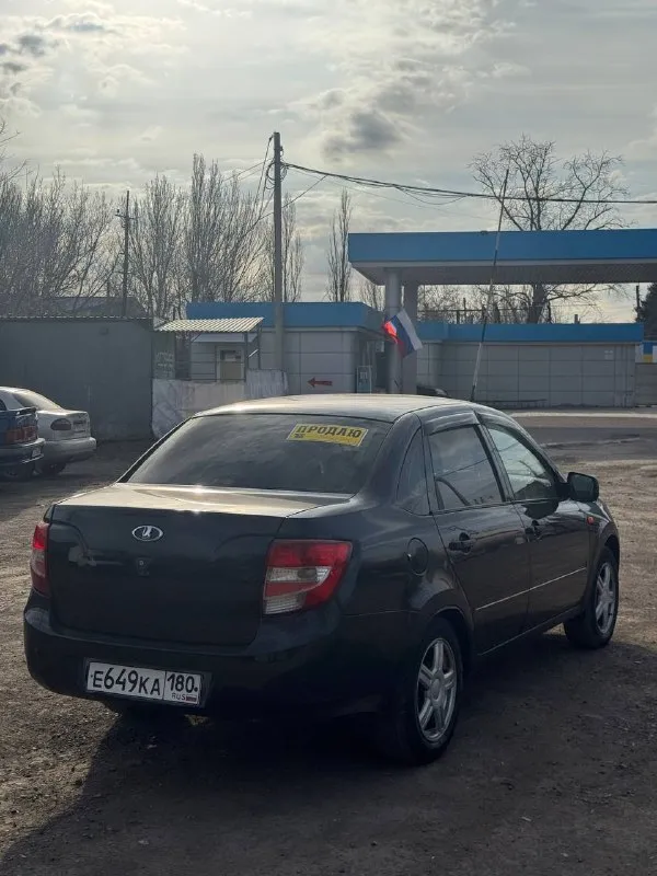 Продам лада гранта 2013 года выпуска. тех. осмотр пройден!!!автомобиль в очень хорошем состоянии, двигатель работает отлично, не троит, не дымит. подкапотное пространство сухое, никаких подтеков. кпп работает отлично, не выбивает, не хрустит. подвеска идеальная. у данного автомобиля салон в очень хорошем состоянии. имеется приятная музыка. комплектация: элекростеклоподъемники, эур, кондиционер. установлена сигнализация с центральным замком. установлен хороший свет. машинка на полном ходу, вложений не требует. 2 комплекта резины с хорошими дисками. находится в г. донецке. цена 370 тыс. рублей. торг у капота, с реальным покупателем. . тел. +79494458467, +79495339607. тг по этим номерам. - фотография - 1