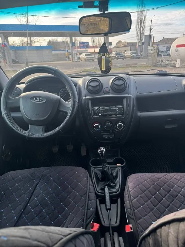 Продам лада гранта 2013 года выпуска. тех. осмотр пройден!!!автомобиль в очень хорошем состоянии, двигатель работает отлично, не троит, не дымит. подкапотное пространство сухое, никаких подтеков. кпп работает отлично, не выбивает, не хрустит. подвеска идеальная. у данного автомобиля салон в очень хорошем состоянии. имеется приятная музыка. комплектация: элекростеклоподъемники, эур, кондиционер. установлена сигнализация с центральным замком. установлен хороший свет. машинка на полном ходу, вложений не требует. 2 комплекта резины с хорошими дисками. находится в г. донецке. цена 370 тыс. рублей. торг у капота, с реальным покупателем. . тел. +79494458467, +79495339607. тг по этим номерам. - фотография - 2