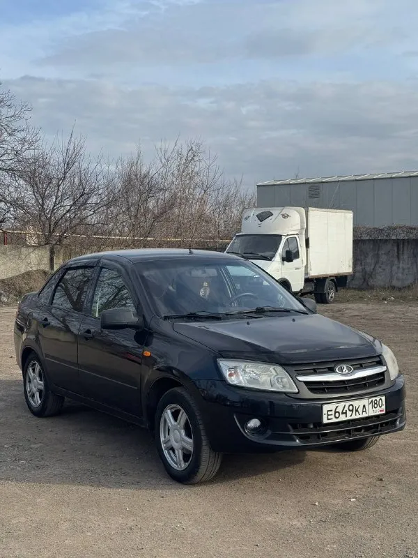 Продам лада гранта 2013 года выпуска. тех. осмотр пройден!!!автомобиль в очень хорошем состоянии, двигатель работает отлично, не троит, не дымит. подкапотное пространство сухое, никаких подтеков. кпп работает отлично, не выбивает, не хрустит. подвеска идеальная. у данного автомобиля салон в очень хорошем состоянии. имеется приятная музыка. комплектация: элекростеклоподъемники, эур, кондиционер. установлена сигнализация с центральным замком. установлен хороший свет. машинка на полном ходу, вложений не требует. 2 комплекта резины с хорошими дисками. находится в г. донецке. цена 370 тыс. рублей. торг у капота, с реальным покупателем. . тел. +79494458467, +79495339607. тг по этим номерам. - фотография - 4