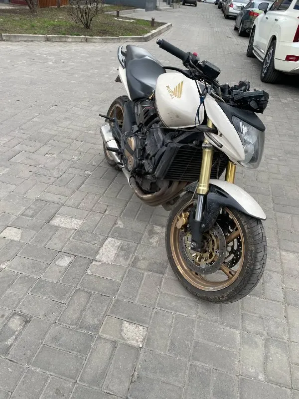 Продам honda едет бодро один раз падали на нем, на фото видно со стороны бака 750 кубиков без документов цена 250.000-это крайняя цена 89490473569 осмотр донецк в любое время 📞 звоните: +7(949)0473569 - фотография - 3