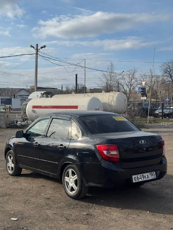 Продам ваз гранта 2013 года выпуска. тех. осмотр пройден!!!автомобиль в очень хорошем состоянии, двигатель работает отлично, не троит, не дымит. подкапотное пространство сухое, никаких подтеков. кпп работает отлично, не выбивает, не хрустит. подвеска идеальная. у данного автомобиля салон в очень хорошем состоянии. имеется приятная музыка. комплектация: элекростеклоподъемники, эур, кондиционер. установлена сигнализация с центральным замком. установлен хороший свет. машинка на полном ходу, вложений не требует. 2 комплекта резины с хорошими дисками. находится в г. донецке. цена 370 тыс. рублей. торг у капота, с реальным покупателем. . тел. +79494458467, +79495339607. тг по этим номерам. 📲 tg: @e_a_078 📞 звоните: +7(949)4458467 - фотография - 1