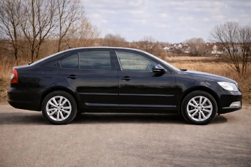 Skoda octavia a5 1.6 мкпп 2012 г. пробег 220 тыс. км abs, гур, airbags, климат-контроль, подогрев сидений, хорошая музыка, магнитола android, эсп, установлена неоновая подсветка дверей и в салоне со сменой цвета. 1500 км назад прошла большое то: заменён грм, масла, фильтры, обслужена ходовая. климат заправлен, печка работает отлично. вложений не требует, все исправно. каждый день на ходу, радует динамикой и расходом топлива. хорошему человеку отдам летнюю резину на титановых дисках 🔥 авто в действительно хорошем состоянии 770 тыс. руб, торг у капота дебальцево +79490066906 📞 звоните: +7(949)0066906 - фотография - 4