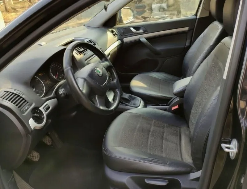 Skoda octavia a5 1.6 мкпп 2012 г. пробег 220 тыс. км abs, гур, airbags, климат-контроль, подогрев сидений, хорошая музыка, магнитола android, эсп, установлена неоновая подсветка дверей и в салоне со сменой цвета. 1500 км назад прошла большое то: заменён грм, масла, фильтры, обслужена ходовая. климат заправлен, печка работает отлично. вложений не требует, все исправно. каждый день на ходу, радует динамикой и расходом топлива. хорошему человеку отдам летнюю резину на титановых дисках 🔥 авто в действительно хорошем состоянии 770 тыс. руб, торг у капота дебальцево +79490066906 📞 звоните: +7(949)0066906 - фотография - 7