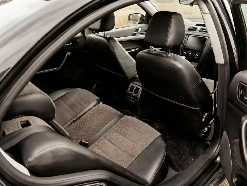 Skoda octavia a5 1.6 мкпп 2012 г. пробег 220 тыс. км abs, гур, airbags, климат-контроль, подогрев сидений, хорошая музыка, магнитола android, эсп, установлена неоновая подсветка дверей и в салоне со сменой цвета. 1500 км назад прошла большое то: заменён грм, масла, фильтры, обслужена ходовая. климат заправлен, печка работает отлично. вложений не требует, все исправно. каждый день на ходу, радует динамикой и расходом топлива. хорошему человеку отдам летнюю резину на титановых дисках 🔥 авто в действительно хорошем состоянии 770 тыс. руб, торг у капота дебальцево +79490066906 📞 звоните: +7(949)0066906 - фотография - 8
