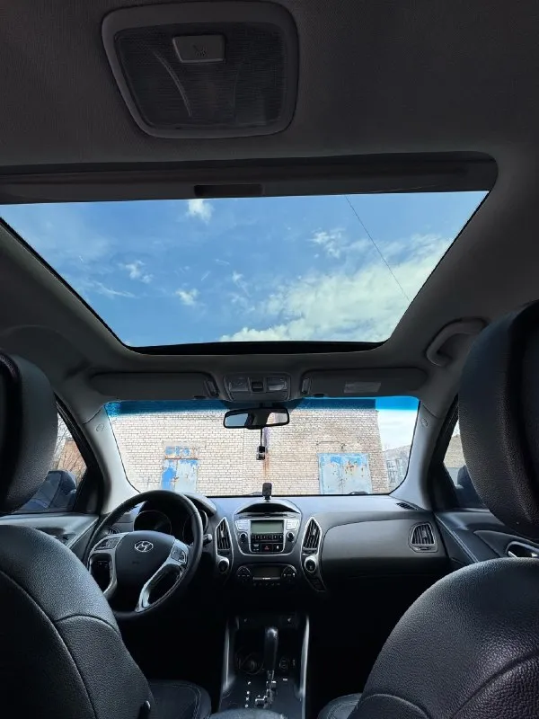 Продам автомобиль hyundai ix35 2011 год с панорамой в отличном состоянии. от собственника. без задиров, катализатор удален. работает идеально. техосмотр пройден ✅двигатель 2.0 бензин работает идеально, кпп автомат без нареканий. авто проедет любые расстояния 👍 стекла все заводские. кузов 💯% выглядит как на фото, без рыжиков и гнили. самая максимальная комплектация 🔥 полный привод. климат контроль, подогрев сидений спереди и сзади, электроскладывание зеркал, 4эл. стеклоподъемника, обогрев заднего стекла и зеркал, хорошая аудиосистема, мультируль, круиз контроль, abs, esp. кожаный салон. ходовая часть полностью обслужена, ничего не стучит и не гремит. автомобиль абсолютно никаких вложений не требует, сел и поехал. антрацит. обращаться по торг у капота. 💵цена 1млн 145тыс руб !!! +79590200956 📞 звоните: +7(959)0200956 - фотография - 10