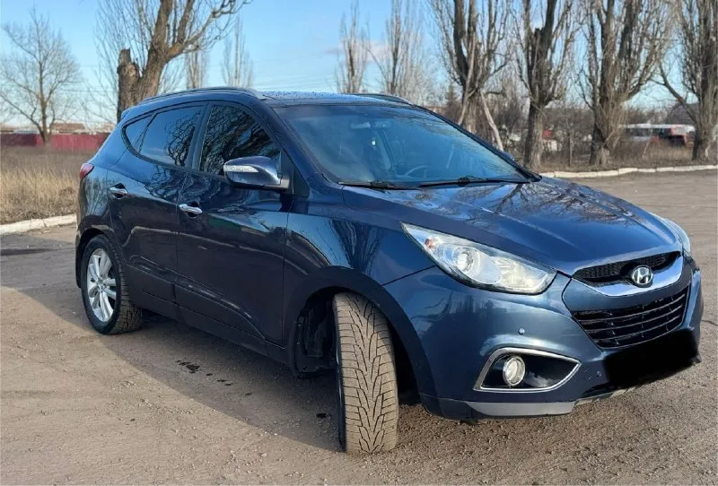 Продам автомобиль hyundai ix35 2011 год с панорамой в отличном состоянии. от собственника. без задиров, катализатор удален. работает идеально. техосмотр пройден ✅двигатель 2.0 бензин работает идеально, кпп автомат без нареканий. авто проедет любые расстояния 👍 стекла все заводские. кузов 💯% выглядит как на фото, без рыжиков и гнили. самая максимальная комплектация 🔥 полный привод. климат контроль, подогрев сидений спереди и сзади, электроскладывание зеркал, 4эл. стеклоподъемника, обогрев заднего стекла и зеркал, хорошая аудиосистема, мультируль, круиз контроль, abs, esp. кожаный салон. ходовая часть полностью обслужена, ничего не стучит и не гремит. автомобиль абсолютно никаких вложений не требует, сел и поехал. антрацит. обращаться по торг у капота. 💵цена 1млн 145тыс руб !!! +79590200956 📞 звоните: +7(959)0200956 - фотография - 2