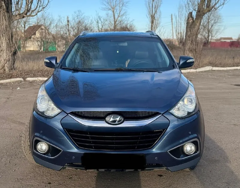 Продам автомобиль hyundai ix35 2011 год с панорамой в отличном состоянии. от собственника. без задиров, катализатор удален. работает идеально. техосмотр пройден ✅двигатель 2.0 бензин работает идеально, кпп автомат без нареканий. авто проедет любые расстояния 👍 стекла все заводские. кузов 💯% выглядит как на фото, без рыжиков и гнили. самая максимальная комплектация 🔥 полный привод. климат контроль, подогрев сидений спереди и сзади, электроскладывание зеркал, 4эл. стеклоподъемника, обогрев заднего стекла и зеркал, хорошая аудиосистема, мультируль, круиз контроль, abs, esp. кожаный салон. ходовая часть полностью обслужена, ничего не стучит и не гремит. автомобиль абсолютно никаких вложений не требует, сел и поехал. антрацит. обращаться по торг у капота. 💵цена 1млн 145тыс руб !!! +79590200956 📞 звоните: +7(959)0200956 - фотография - 3
