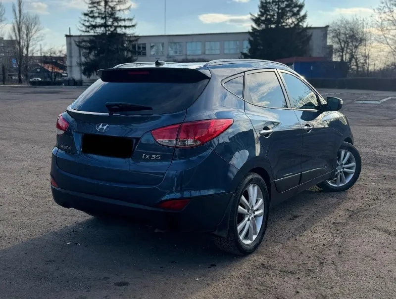Продам автомобиль hyundai ix35 2011 год с панорамой в отличном состоянии. от собственника. без задиров, катализатор удален. работает идеально. техосмотр пройден ✅двигатель 2.0 бензин работает идеально, кпп автомат без нареканий. авто проедет любые расстояния 👍 стекла все заводские. кузов 💯% выглядит как на фото, без рыжиков и гнили. самая максимальная комплектация 🔥 полный привод. климат контроль, подогрев сидений спереди и сзади, электроскладывание зеркал, 4эл. стеклоподъемника, обогрев заднего стекла и зеркал, хорошая аудиосистема, мультируль, круиз контроль, abs, esp. кожаный салон. ходовая часть полностью обслужена, ничего не стучит и не гремит. автомобиль абсолютно никаких вложений не требует, сел и поехал. антрацит. обращаться по торг у капота. 💵цена 1млн 145тыс руб !!! +79590200956 📞 звоните: +7(959)0200956 - фотография - 4