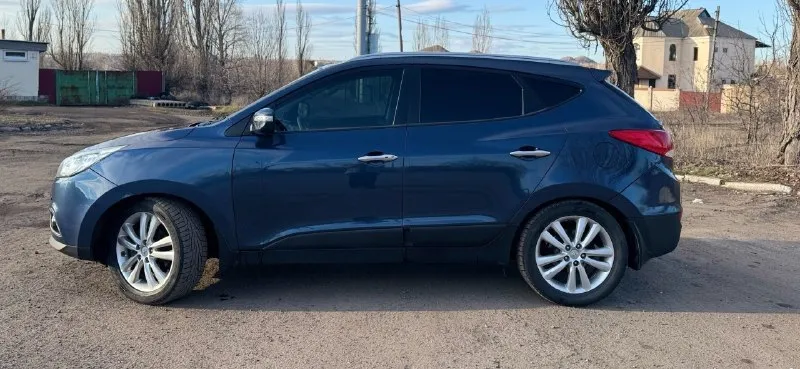 Продам автомобиль hyundai ix35 2011 год с панорамой в отличном состоянии. от собственника. без задиров, катализатор удален. работает идеально. техосмотр пройден ✅двигатель 2.0 бензин работает идеально, кпп автомат без нареканий. авто проедет любые расстояния 👍 стекла все заводские. кузов 💯% выглядит как на фото, без рыжиков и гнили. самая максимальная комплектация 🔥 полный привод. климат контроль, подогрев сидений спереди и сзади, электроскладывание зеркал, 4эл. стеклоподъемника, обогрев заднего стекла и зеркал, хорошая аудиосистема, мультируль, круиз контроль, abs, esp. кожаный салон. ходовая часть полностью обслужена, ничего не стучит и не гремит. автомобиль абсолютно никаких вложений не требует, сел и поехал. антрацит. обращаться по торг у капота. 💵цена 1млн 145тыс руб !!! +79590200956 📞 звоните: +7(959)0200956 - фотография - 5