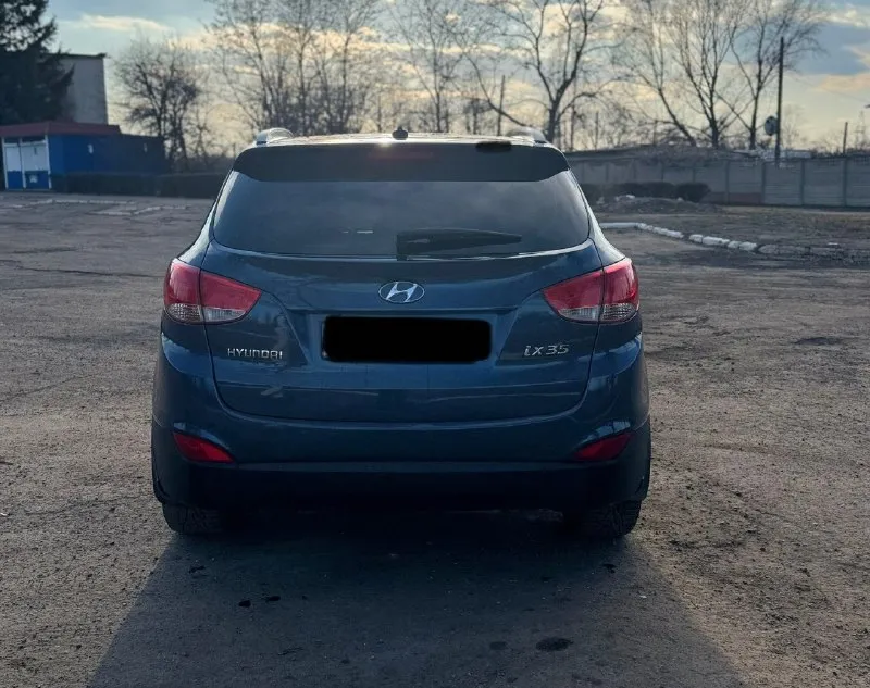 Продам автомобиль hyundai ix35 2011 год с панорамой в отличном состоянии. от собственника. без задиров, катализатор удален. работает идеально. техосмотр пройден ✅двигатель 2.0 бензин работает идеально, кпп автомат без нареканий. авто проедет любые расстояния 👍 стекла все заводские. кузов 💯% выглядит как на фото, без рыжиков и гнили. самая максимальная комплектация 🔥 полный привод. климат контроль, подогрев сидений спереди и сзади, электроскладывание зеркал, 4эл. стеклоподъемника, обогрев заднего стекла и зеркал, хорошая аудиосистема, мультируль, круиз контроль, abs, esp. кожаный салон. ходовая часть полностью обслужена, ничего не стучит и не гремит. автомобиль абсолютно никаких вложений не требует, сел и поехал. антрацит. обращаться по торг у капота. 💵цена 1млн 145тыс руб !!! +79590200956 📞 звоните: +7(959)0200956 - фотография - 6