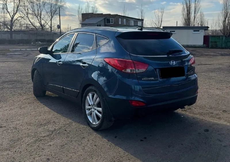 Продам автомобиль hyundai ix35 2011 год с панорамой в отличном состоянии. от собственника. без задиров, катализатор удален. работает идеально. техосмотр пройден ✅двигатель 2.0 бензин работает идеально, кпп автомат без нареканий. авто проедет любые расстояния 👍 стекла все заводские. кузов 💯% выглядит как на фото, без рыжиков и гнили. самая максимальная комплектация 🔥 полный привод. климат контроль, подогрев сидений спереди и сзади, электроскладывание зеркал, 4эл. стеклоподъемника, обогрев заднего стекла и зеркал, хорошая аудиосистема, мультируль, круиз контроль, abs, esp. кожаный салон. ходовая часть полностью обслужена, ничего не стучит и не гремит. автомобиль абсолютно никаких вложений не требует, сел и поехал. антрацит. обращаться по торг у капота. 💵цена 1млн 145тыс руб !!! +79590200956 📞 звоните: +7(959)0200956 - фотография - 7