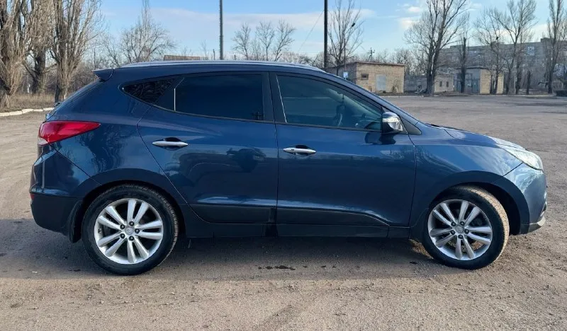 Продам автомобиль hyundai ix35 2011 год с панорамой в отличном состоянии. от собственника. без задиров, катализатор удален. работает идеально. техосмотр пройден ✅двигатель 2.0 бензин работает идеально, кпп автомат без нареканий. авто проедет любые расстояния 👍 стекла все заводские. кузов 💯% выглядит как на фото, без рыжиков и гнили. самая максимальная комплектация 🔥 полный привод. климат контроль, подогрев сидений спереди и сзади, электроскладывание зеркал, 4эл. стеклоподъемника, обогрев заднего стекла и зеркал, хорошая аудиосистема, мультируль, круиз контроль, abs, esp. кожаный салон. ходовая часть полностью обслужена, ничего не стучит и не гремит. автомобиль абсолютно никаких вложений не требует, сел и поехал. антрацит. обращаться по торг у капота. 💵цена 1млн 145тыс руб !!! +79590200956 📞 звоните: +7(959)0200956 - фотография - 8
