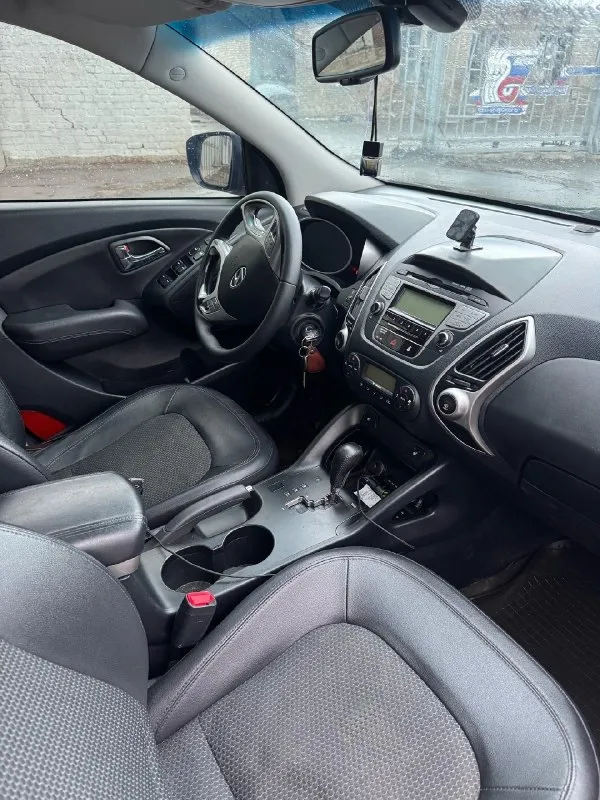 Продам автомобиль hyundai ix35 2011 год с панорамой в отличном состоянии. от собственника. без задиров, катализатор удален. работает идеально. техосмотр пройден ✅двигатель 2.0 бензин работает идеально, кпп автомат без нареканий. авто проедет любые расстояния 👍 стекла все заводские. кузов 💯% выглядит как на фото, без рыжиков и гнили. самая максимальная комплектация 🔥 полный привод. климат контроль, подогрев сидений спереди и сзади, электроскладывание зеркал, 4эл. стеклоподъемника, обогрев заднего стекла и зеркал, хорошая аудиосистема, мультируль, круиз контроль, abs, esp. кожаный салон. ходовая часть полностью обслужена, ничего не стучит и не гремит. автомобиль абсолютно никаких вложений не требует, сел и поехал. антрацит. обращаться по торг у капота. 💵цена 1млн 145тыс руб !!! +79590200956 📞 звоните: +7(959)0200956 - фотография - 9
