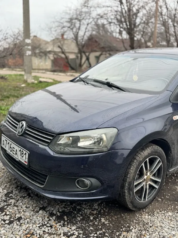 Продам свой volkswagen polo sedan 2013 at aisin 1.6 mpi (105 л. с.) пробег 290.000 кондиционер, 4 стеклоподъемника, электропривод зеркал, обогрев заднего стекла, обогрев лобового стекла, передних сидений, кожанный руль, магнитафон с блютузом завод. салон ткань(одеты чехлы) машина обслуживалась каждые 8т км два комплекта резины была перебрана передняя подвеска, почистила шруса, заменила подушки двигателя и коробки, была обслужена и сделано дополнительное охлаждение коробки. есть косяки по кузову из-за возраста машины. техосмотр есть. г. луганск +79592839556 кристина цена 800 000 торг у капота учёт 181 регион 📞 звоните: +7(959)2839556 - фотография - 1