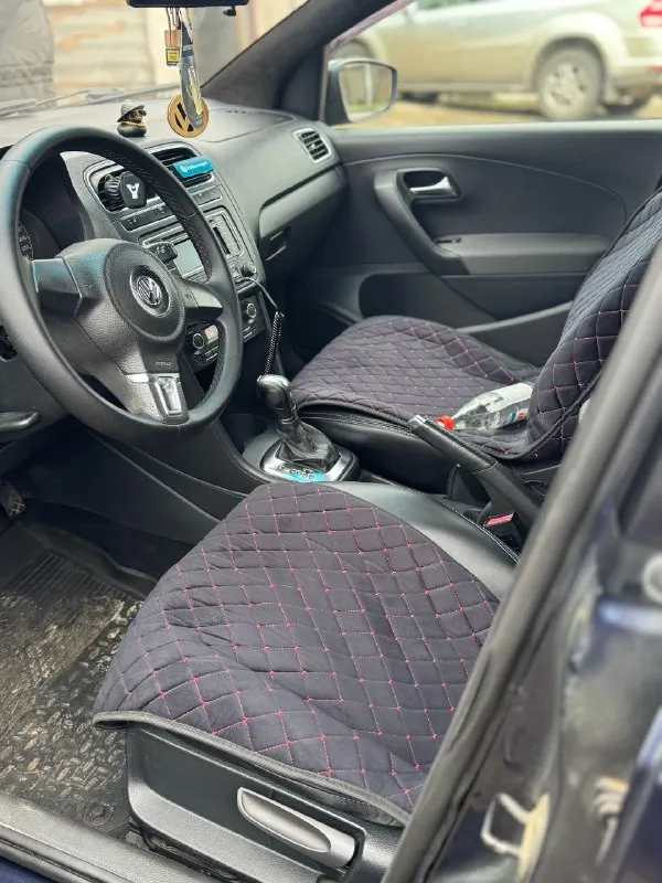 Продам свой volkswagen polo sedan 2013 at aisin 1.6 mpi (105 л. с.) пробег 290.000 кондиционер, 4 стеклоподъемника, электропривод зеркал, обогрев заднего стекла, обогрев лобового стекла, передних сидений, кожанный руль, магнитафон с блютузом завод. салон ткань(одеты чехлы) машина обслуживалась каждые 8т км два комплекта резины была перебрана передняя подвеска, почистила шруса, заменила подушки двигателя и коробки, была обслужена и сделано дополнительное охлаждение коробки. есть косяки по кузову из-за возраста машины. техосмотр есть. г. луганск +79592839556 кристина цена 800 000 торг у капота учёт 181 регион 📞 звоните: +7(959)2839556 - фотография - 4