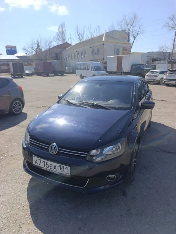 Продам свой volkswagen polo sedan 2013 at aisin 1.6 mpi (105 л. с.) пробег 290.000 кондиционер, 4 стеклоподъемника, электропривод зеркал, обогрев заднего стекла, обогрев лобового стекла, передних сидений, кожанный руль, магнитафон с блютузом завод. салон ткань(одеты чехлы) машина обслуживалась каждые 8т км два комплекта резины была перебрана передняя подвеска, почистила шруса, заменила подушки двигателя и коробки, была обслужена и сделано дополнительное охлаждение коробки. есть косяки по кузову из-за возраста машины. техосмотр есть. г. луганск +79592839556 кристина цена 800 000 торг у капота учёт 181 регион 📞 звоните: +7(959)2839556 - фотография - 5