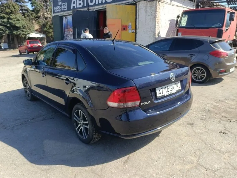 Продам свой volkswagen polo sedan 2013 at aisin 1.6 mpi (105 л. с.) пробег 290.000 кондиционер, 4 стеклоподъемника, электропривод зеркал, обогрев заднего стекла, обогрев лобового стекла, передних сидений, кожанный руль, магнитафон с блютузом завод. салон ткань(одеты чехлы) машина обслуживалась каждые 8т км два комплекта резины была перебрана передняя подвеска, почистила шруса, заменила подушки двигателя и коробки, была обслужена и сделано дополнительное охлаждение коробки. есть косяки по кузову из-за возраста машины. техосмотр есть. г. луганск +79592839556 кристина цена 800 000 торг у капота учёт 181 регион 📞 звоните: +7(959)2839556 - фотография - 6