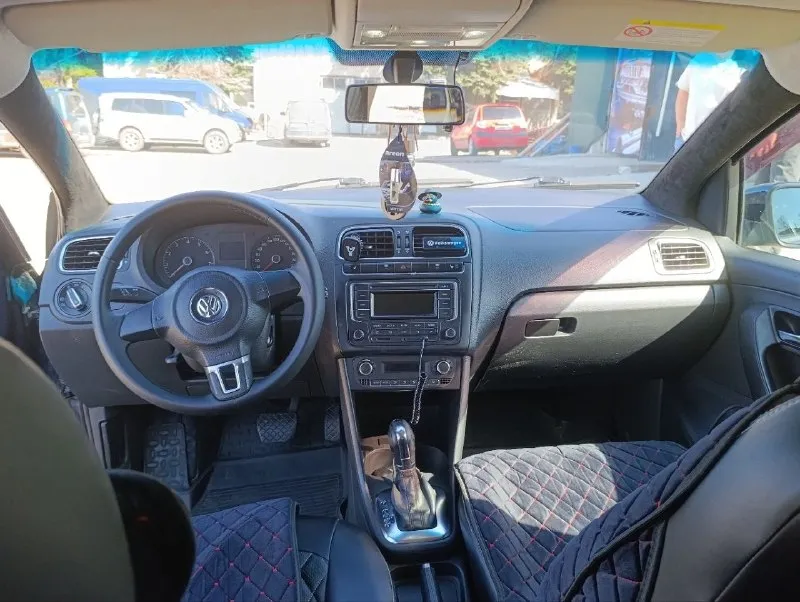 Продам свой volkswagen polo sedan 2013 at aisin 1.6 mpi (105 л. с.) пробег 290.000 кондиционер, 4 стеклоподъемника, электропривод зеркал, обогрев заднего стекла, обогрев лобового стекла, передних сидений, кожанный руль, магнитафон с блютузом завод. салон ткань(одеты чехлы) машина обслуживалась каждые 8т км два комплекта резины была перебрана передняя подвеска, почистила шруса, заменила подушки двигателя и коробки, была обслужена и сделано дополнительное охлаждение коробки. есть косяки по кузову из-за возраста машины. техосмотр есть. г. луганск +79592839556 кристина цена 800 000 торг у капота учёт 181 регион 📞 звоните: +7(959)2839556 - фотография - 7