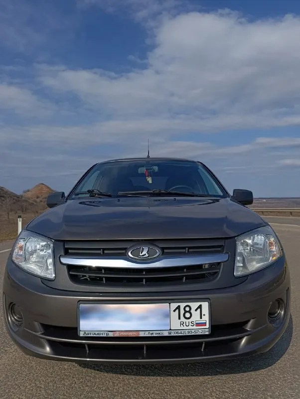 Продам личный автомобиль ваз granta. автомобиль в одних руках с автосалона, подтверждающие документы имеются. - 126-й (1.6/16 клапанный) - (ниссановская jatco, чистая японская коробка, не путайте с китайскими современными коробками на автовазе) - год выпуска: 2013. - пробег: 90 тысяч км. - редкий цвет кориандр, весь металл в родном заводском окрасе. - автомобиль оборудован кондиционером, системой abs, подушками безопасности водителя и пассажира, дополнительно установлена мультимедиа teyes, бортовой компьютер "штат х1", сигнализация starline с автозапуском. - обслужена, произведена замена масла в коробке, на пробеге 80 тысяч заменён ремень грм, помпа, ролики (установлен оригинал gates). - пробег оригинальный, гаражное хранение, любые проверки приветствуются. состояние автомобиля видно на фото, нет отличий от действительности. готов ответить на все интересующие вопросы. осмотр автомобиля возможен в городах кировск и алчевск. - мобильный телефон для с 📞 звоните: +7(959)1884433 - фотография - 1
