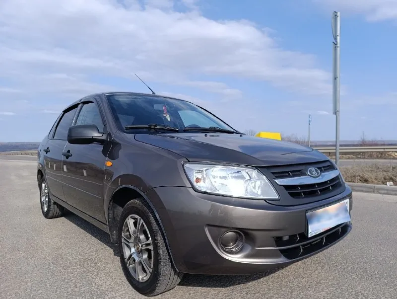 Продам личный автомобиль ваз granta. автомобиль в одних руках с автосалона, подтверждающие документы имеются. - 126-й (1.6/16 клапанный) - (ниссановская jatco, чистая японская коробка, не путайте с китайскими современными коробками на автовазе) - год выпуска: 2013. - пробег: 90 тысяч км. - редкий цвет кориандр, весь металл в родном заводском окрасе. - автомобиль оборудован кондиционером, системой abs, подушками безопасности водителя и пассажира, дополнительно установлена мультимедиа teyes, бортовой компьютер "штат х1", сигнализация starline с автозапуском. - обслужена, произведена замена масла в коробке, на пробеге 80 тысяч заменён ремень грм, помпа, ролики (установлен оригинал gates). - пробег оригинальный, гаражное хранение, любые проверки приветствуются. состояние автомобиля видно на фото, нет отличий от действительности. готов ответить на все интересующие вопросы. осмотр автомобиля возможен в городах кировск и алчевск. - мобильный телефон для с 📞 звоните: +7(959)1884433 - фотография - 2