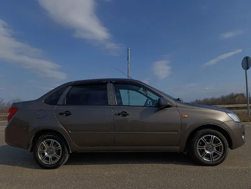 Продам личный автомобиль ваз granta. автомобиль в одних руках с автосалона, подтверждающие документы имеются. - 126-й (1.6/16 клапанный) - (ниссановская jatco, чистая японская коробка, не путайте с китайскими современными коробками на автовазе) - год выпуска: 2013. - пробег: 90 тысяч км. - редкий цвет кориандр, весь металл в родном заводском окрасе. - автомобиль оборудован кондиционером, системой abs, подушками безопасности водителя и пассажира, дополнительно установлена мультимедиа teyes, бортовой компьютер "штат х1", сигнализация starline с автозапуском. - обслужена, произведена замена масла в коробке, на пробеге 80 тысяч заменён ремень грм, помпа, ролики (установлен оригинал gates). - пробег оригинальный, гаражное хранение, любые проверки приветствуются. состояние автомобиля видно на фото, нет отличий от действительности. готов ответить на все интересующие вопросы. осмотр автомобиля возможен в городах кировск и алчевск. - мобильный телефон для с 📞 звоните: +7(959)1884433 - фотография - 3