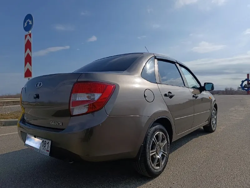 Продам личный автомобиль ваз granta. автомобиль в одних руках с автосалона, подтверждающие документы имеются. - 126-й (1.6/16 клапанный) - (ниссановская jatco, чистая японская коробка, не путайте с китайскими современными коробками на автовазе) - год выпуска: 2013. - пробег: 90 тысяч км. - редкий цвет кориандр, весь металл в родном заводском окрасе. - автомобиль оборудован кондиционером, системой abs, подушками безопасности водителя и пассажира, дополнительно установлена мультимедиа teyes, бортовой компьютер "штат х1", сигнализация starline с автозапуском. - обслужена, произведена замена масла в коробке, на пробеге 80 тысяч заменён ремень грм, помпа, ролики (установлен оригинал gates). - пробег оригинальный, гаражное хранение, любые проверки приветствуются. состояние автомобиля видно на фото, нет отличий от действительности. готов ответить на все интересующие вопросы. осмотр автомобиля возможен в городах кировск и алчевск. - мобильный телефон для с 📞 звоните: +7(959)1884433 - фотография - 4