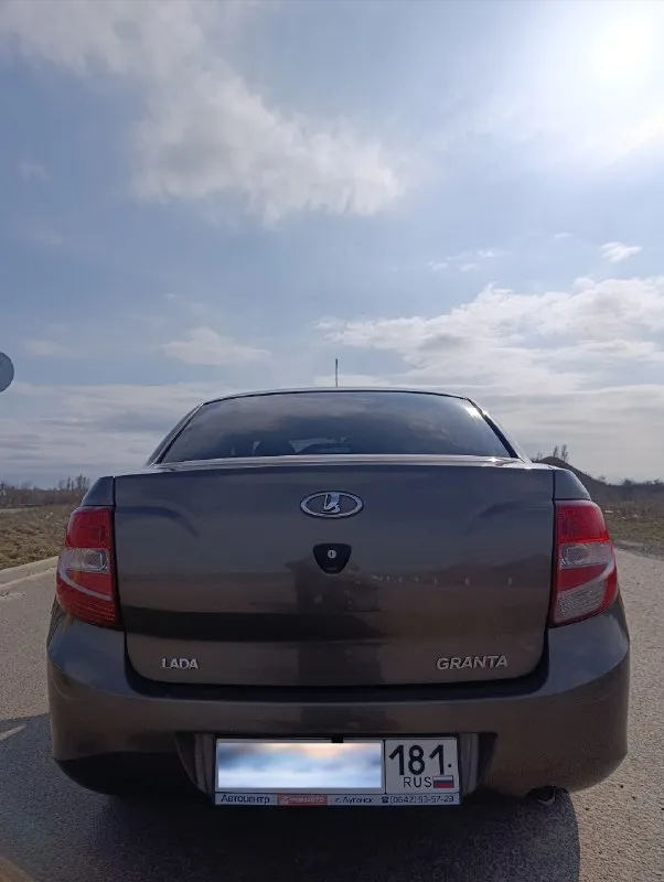 Продам личный автомобиль ваз granta. автомобиль в одних руках с автосалона, подтверждающие документы имеются. - 126-й (1.6/16 клапанный) - (ниссановская jatco, чистая японская коробка, не путайте с китайскими современными коробками на автовазе) - год выпуска: 2013. - пробег: 90 тысяч км. - редкий цвет кориандр, весь металл в родном заводском окрасе. - автомобиль оборудован кондиционером, системой abs, подушками безопасности водителя и пассажира, дополнительно установлена мультимедиа teyes, бортовой компьютер "штат х1", сигнализация starline с автозапуском. - обслужена, произведена замена масла в коробке, на пробеге 80 тысяч заменён ремень грм, помпа, ролики (установлен оригинал gates). - пробег оригинальный, гаражное хранение, любые проверки приветствуются. состояние автомобиля видно на фото, нет отличий от действительности. готов ответить на все интересующие вопросы. осмотр автомобиля возможен в городах кировск и алчевск. - мобильный телефон для с 📞 звоните: +7(959)1884433 - фотография - 5