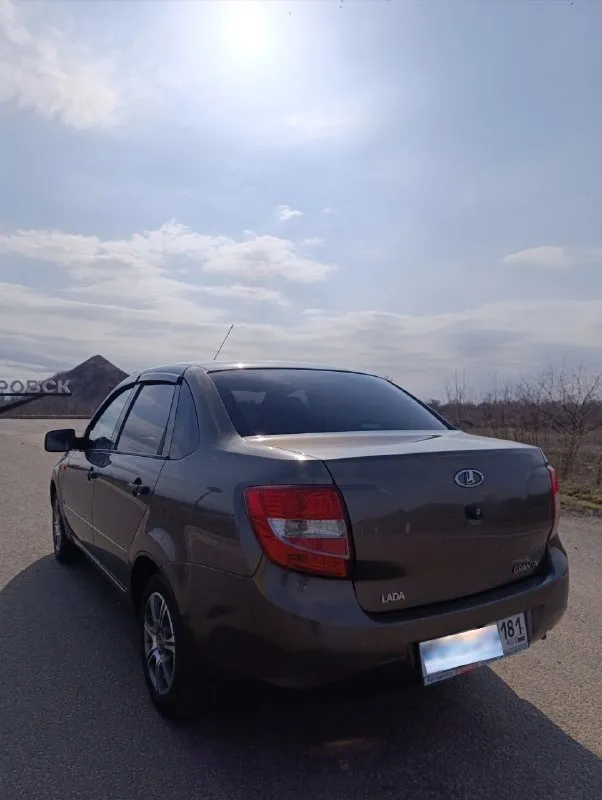 Продам личный автомобиль ваз granta. автомобиль в одних руках с автосалона, подтверждающие документы имеются. - 126-й (1.6/16 клапанный) - (ниссановская jatco, чистая японская коробка, не путайте с китайскими современными коробками на автовазе) - год выпуска: 2013. - пробег: 90 тысяч км. - редкий цвет кориандр, весь металл в родном заводском окрасе. - автомобиль оборудован кондиционером, системой abs, подушками безопасности водителя и пассажира, дополнительно установлена мультимедиа teyes, бортовой компьютер "штат х1", сигнализация starline с автозапуском. - обслужена, произведена замена масла в коробке, на пробеге 80 тысяч заменён ремень грм, помпа, ролики (установлен оригинал gates). - пробег оригинальный, гаражное хранение, любые проверки приветствуются. состояние автомобиля видно на фото, нет отличий от действительности. готов ответить на все интересующие вопросы. осмотр автомобиля возможен в городах кировск и алчевск. - мобильный телефон для с 📞 звоните: +7(959)1884433 - фотография - 6