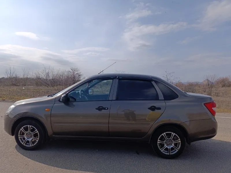 Продам личный автомобиль ваз granta. автомобиль в одних руках с автосалона, подтверждающие документы имеются. - 126-й (1.6/16 клапанный) - (ниссановская jatco, чистая японская коробка, не путайте с китайскими современными коробками на автовазе) - год выпуска: 2013. - пробег: 90 тысяч км. - редкий цвет кориандр, весь металл в родном заводском окрасе. - автомобиль оборудован кондиционером, системой abs, подушками безопасности водителя и пассажира, дополнительно установлена мультимедиа teyes, бортовой компьютер "штат х1", сигнализация starline с автозапуском. - обслужена, произведена замена масла в коробке, на пробеге 80 тысяч заменён ремень грм, помпа, ролики (установлен оригинал gates). - пробег оригинальный, гаражное хранение, любые проверки приветствуются. состояние автомобиля видно на фото, нет отличий от действительности. готов ответить на все интересующие вопросы. осмотр автомобиля возможен в городах кировск и алчевск. - мобильный телефон для с 📞 звоните: +7(959)1884433 - фотография - 7