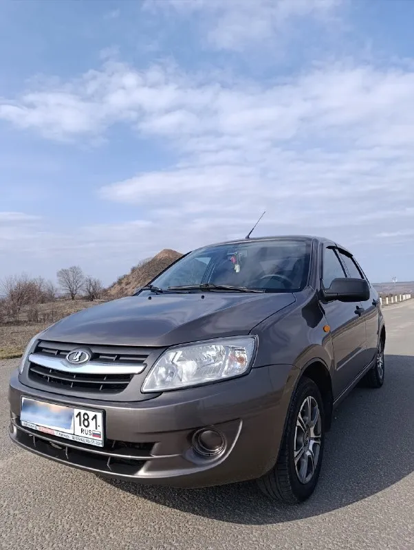 Продам личный автомобиль ваз granta. автомобиль в одних руках с автосалона, подтверждающие документы имеются. - 126-й (1.6/16 клапанный) - (ниссановская jatco, чистая японская коробка, не путайте с китайскими современными коробками на автовазе) - год выпуска: 2013. - пробег: 90 тысяч км. - редкий цвет кориандр, весь металл в родном заводском окрасе. - автомобиль оборудован кондиционером, системой abs, подушками безопасности водителя и пассажира, дополнительно установлена мультимедиа teyes, бортовой компьютер "штат х1", сигнализация starline с автозапуском. - обслужена, произведена замена масла в коробке, на пробеге 80 тысяч заменён ремень грм, помпа, ролики (установлен оригинал gates). - пробег оригинальный, гаражное хранение, любые проверки приветствуются. состояние автомобиля видно на фото, нет отличий от действительности. готов ответить на все интересующие вопросы. осмотр автомобиля возможен в городах кировск и алчевск. - мобильный телефон для с 📞 звоните: +7(959)1884433 - фотография - 8