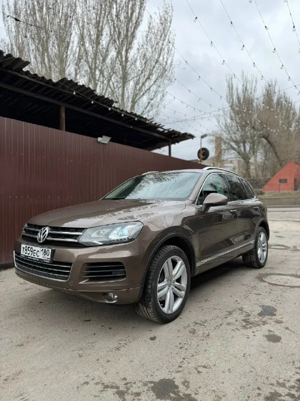 Volkswagen touareg год:2014 двигатель:3.0 245сил город:донецк цена:2.600мл. руб автомобиль в хорошем состояние два комплекта колес на дисках, от автомобиля не избавляюсь, владею 3 года. автомобиль полностью обслужен и доведен до идеала. комплектация хорошая всё есть, для комфортной езды, память сидение, подогревы, активный круиз контроль, подкачка сидений, автономная вэбаста, лобовое с подогревом, слепые зоны, старт стоп, без ключевой доступ, подогрев сидений, четырех зонный климат, камера. масло только поменял, масло не ест, не течет двигатель сухой не дымит. +79494749910 александр 📞 звоните: +7(949)4749910 - фотография - 1