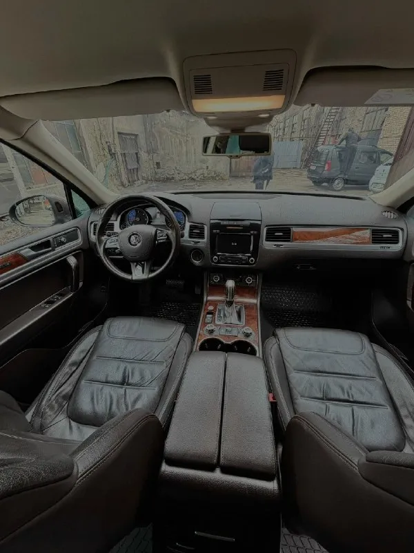 Volkswagen touareg год:2014 двигатель:3.0 245сил город:донецк цена:2.600мл. руб автомобиль в хорошем состояние два комплекта колес на дисках, от автомобиля не избавляюсь, владею 3 года. автомобиль полностью обслужен и доведен до идеала. комплектация хорошая всё есть, для комфортной езды, память сидение, подогревы, активный круиз контроль, подкачка сидений, автономная вэбаста, лобовое с подогревом, слепые зоны, старт стоп, без ключевой доступ, подогрев сидений, четырех зонный климат, камера. масло только поменял, масло не ест, не течет двигатель сухой не дымит. +79494749910 александр 📞 звоните: +7(949)4749910 - фотография - 6