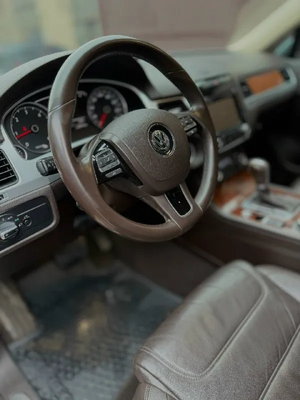 Volkswagen touareg год:2014 двигатель:3.0 245сил город:донецк цена:2.600мл. руб автомобиль в хорошем состояние два комплекта колес на дисках, от автомобиля не избавляюсь, владею 3 года. автомобиль полностью обслужен и доведен до идеала. комплектация хорошая всё есть, для комфортной езды, память сидение, подогревы, активный круиз контроль, подкачка сидений, автономная вэбаста, лобовое с подогревом, слепые зоны, старт стоп, без ключевой доступ, подогрев сидений, четырех зонный климат, камера. масло только поменял, масло не ест, не течет двигатель сухой не дымит. +79494749910 александр 📞 звоните: +7(949)4749910 - фотография - 8