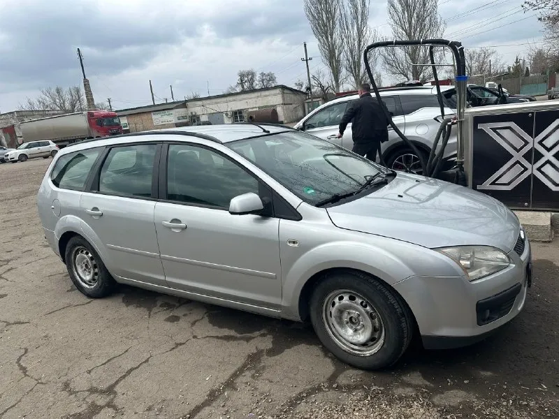 Ford focus 1.6 tdci универсал 2007 продаю надёжный и обслуженный автомобиль. владею 4 года, до меня машина была в семье знаю её полностью от и до. пробег: 305 000 км(двигатель миллионник) и пробег оригинальный, любые проверки! двигатель: 1.6 дизель техническое состояние: • двигатель работает ровно, масло не ест • турбина в хорошем состоянии • ходовая без нареканий • недавно заменён грм • масло менялось каждые 7 000 км • под капотом ставил всегда качественные запчасти (bosch) кузов и салон: • кузов в хорошем состоянии, днище целое • есть небольшая вмятинка на заднем крыле (могу прислать фото, вы бы даже не заметили ) • салон ухоженный, всё время был в чехлах -под ними как новый дополнительно: • машина полностью на ходу, работает стабильно нюансы: • есть ошибка по экологии (p2858) на сто сказали - сбой программы, не критично цена вопроса 10 тыс руб на езду не влияет, при необходимости могу устранить если нужны фотки мелких косячков могу прислать фото цена: 550 торг +79494859594 - фотография - 6