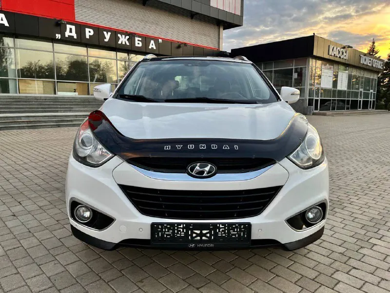 🚗 продам hyundai ix35 sls! авто в отличнейшем состоянии! мотор 2.0 бензин пробег 162.000т. с к. м год 2012 кпп автомат привод полный полностью обслужена в плоть до шлицов полного привода, и панарамы! мотор в идеальном состоянии без задиров и т. д комплектации максимальная ! панорамная крыша без ключевой доступ запуск мотора с кнопки start-stop салон полностью кожаный родной заменена музыка на hannibal sounds 6 колонок сабвуфер в штатном месте камера заднего вида fullhd парктроники gps навигация днр добавлено)) hand free bluetooth с управлением на руле круиз контроль спуск с горы блокировка дифа датчик света дождя 4 зоны обогрева сидений 2х зонный климат сигнализация gsm с автозапуском! осмотр г. донецк центр пересечения ильича-шевченко цена 1.380.000 т. с руб. торг ! + цена: 1380000 ₽ 📲 tg: sss$ 📞 🇷🇺 звоните: +79495905326 авторынок днр донецк - фотография - 2