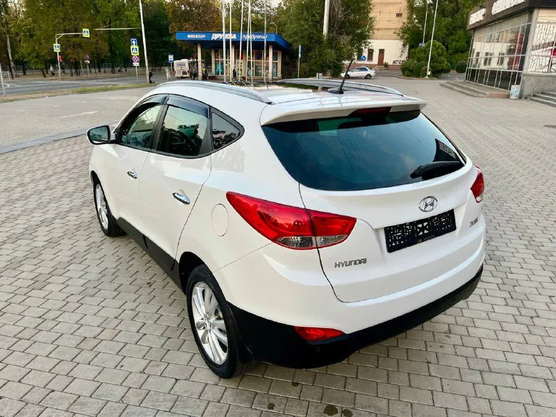 🚗 продам hyundai ix35 sls! авто в отличнейшем состоянии! мотор 2.0 бензин пробег 162.000т. с к. м год 2012 кпп автомат привод полный полностью обслужена в плоть до шлицов полного привода, и панарамы! мотор в идеальном состоянии без задиров и т. д комплектации максимальная ! панорамная крыша без ключевой доступ запуск мотора с кнопки start-stop салон полностью кожаный родной заменена музыка на hannibal sounds 6 колонок сабвуфер в штатном месте камера заднего вида fullhd парктроники gps навигация днр добавлено)) hand free bluetooth с управлением на руле круиз контроль спуск с горы блокировка дифа датчик света дождя 4 зоны обогрева сидений 2х зонный климат сигнализация gsm с автозапуском! осмотр г. донецк центр пересечения ильича-шевченко цена 1.380.000 т. с руб. торг ! + цена: 1380000 ₽ 📲 tg: sss$ 📞 🇷🇺 звоните: +79495905326 авторынок днр донецк - фотография - 5